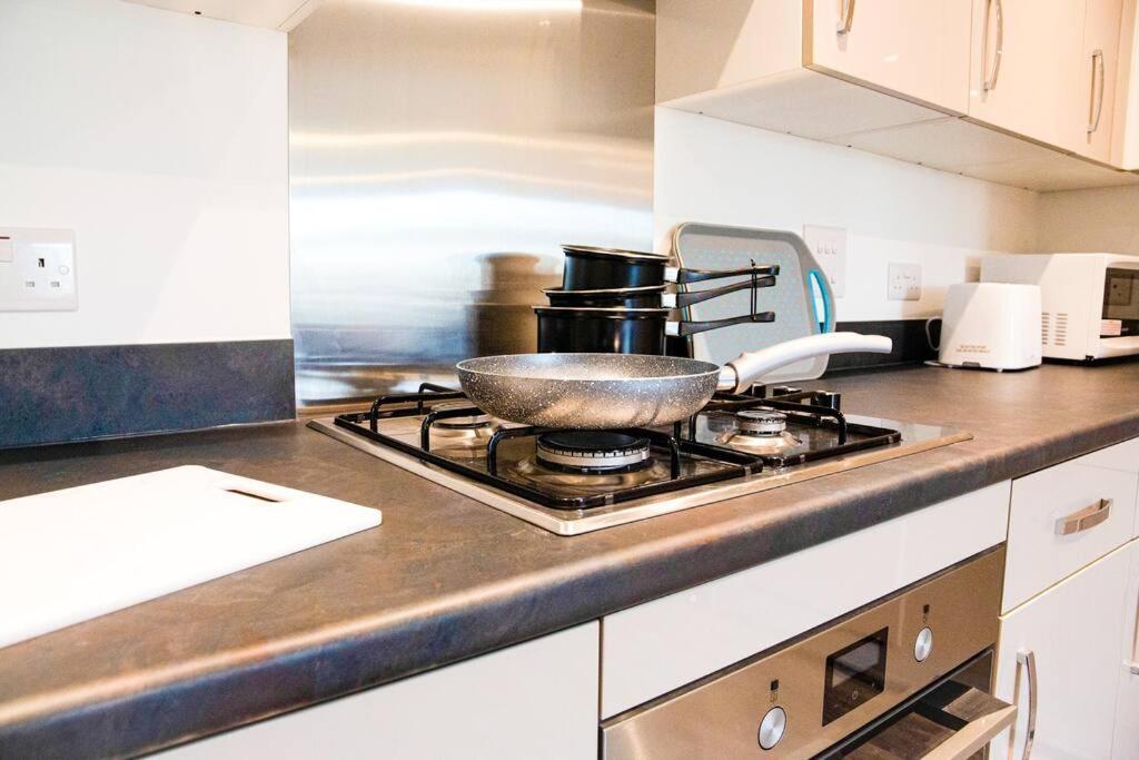 A Luxury 2 Bedroom Apartment With 2 Free Parking Chatham  Eksteriør billede